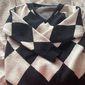 bulky harlequin pattern V-neck sweater